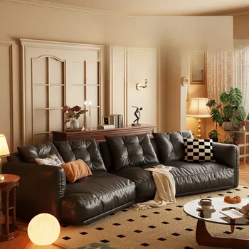 Natūralios odos lenkta sofa, retro light luxury living room, nereguliarus juoda viršutinis sluoksnis, karvės odos sofa, vidutinės trukmės senovės kampe